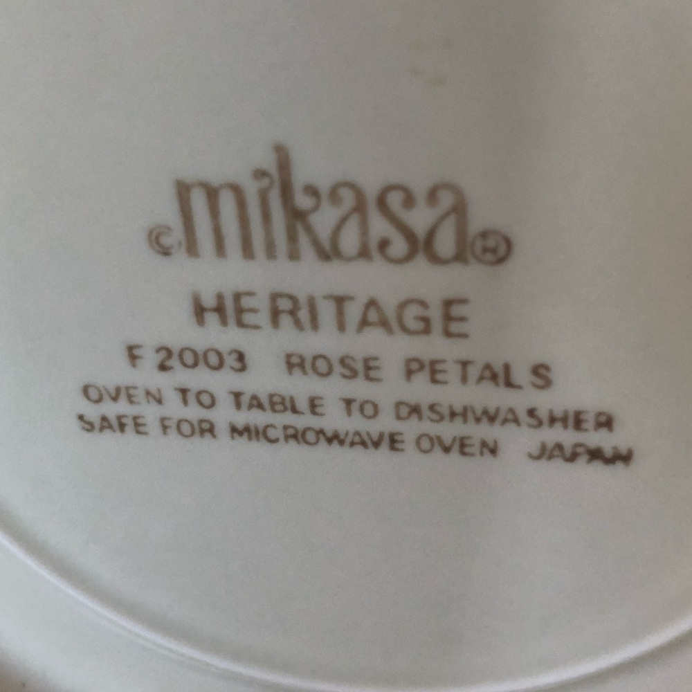 Estate. Mikasa Heritage Pink and White Dinnerware Floral Design - Picture 2 of 14